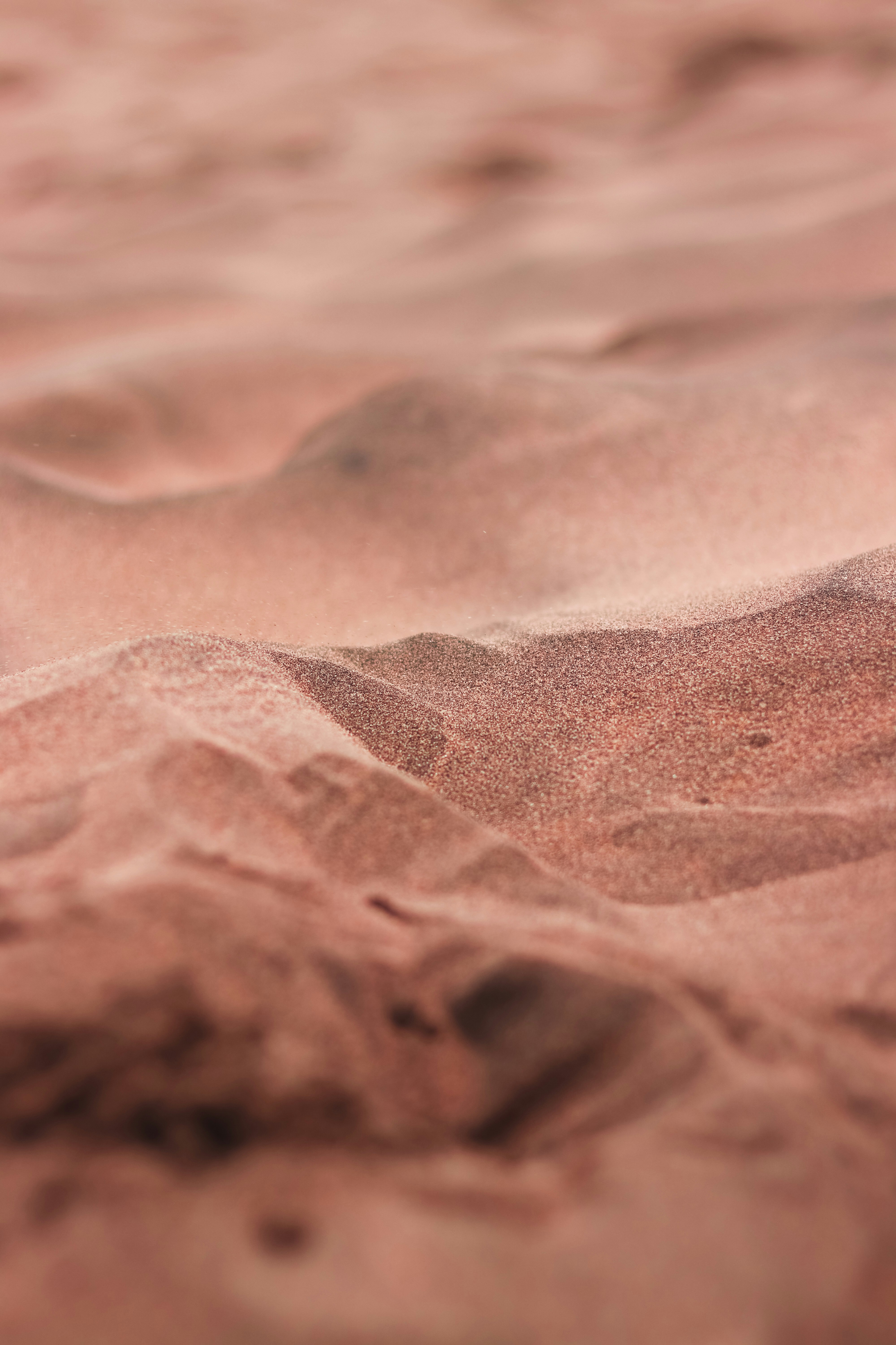 a blurry photo of sand and water