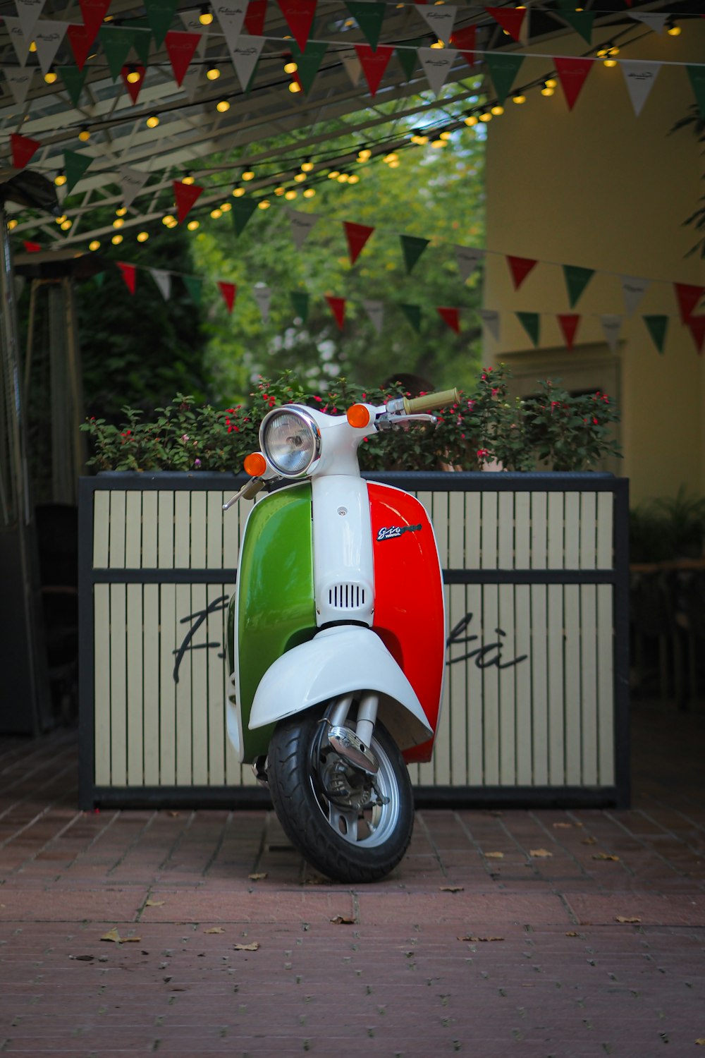 un scooter estacionado frente a un edificio