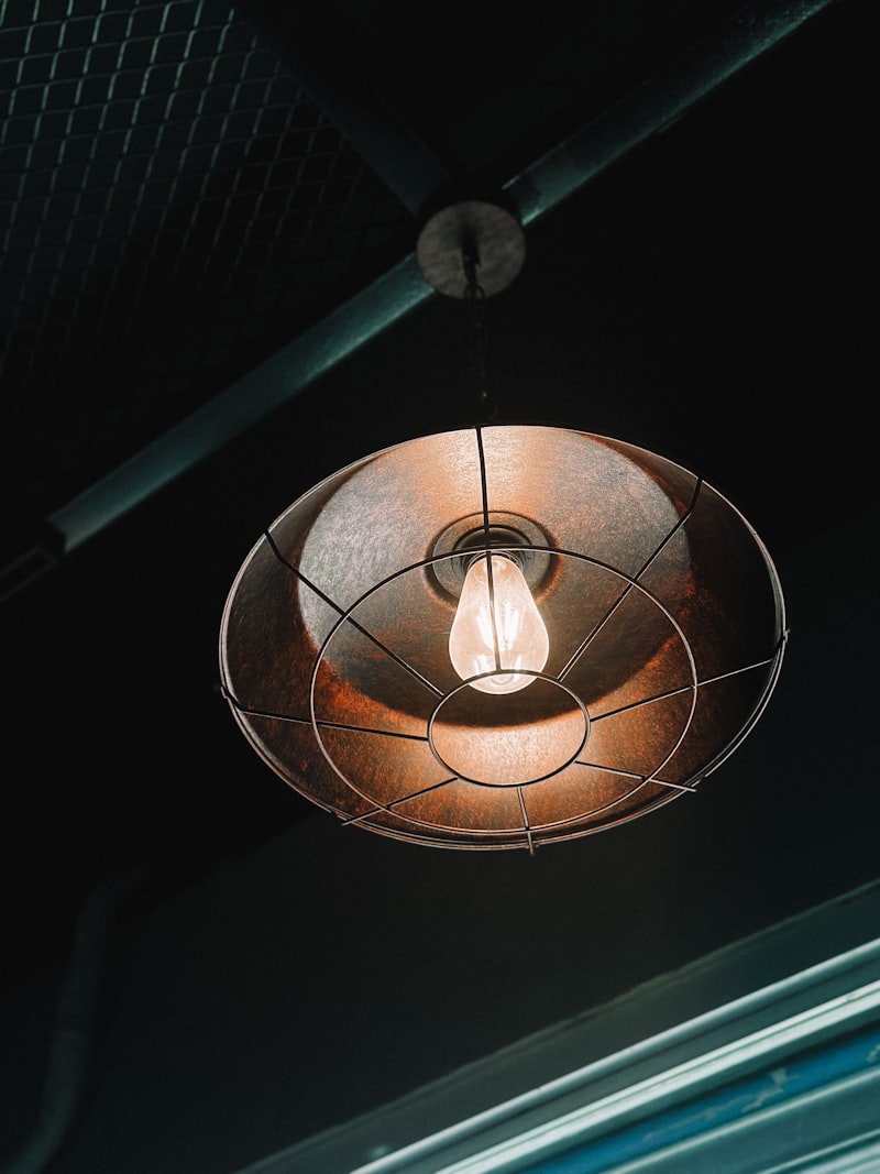 Lampada sospesa in una stanza scura