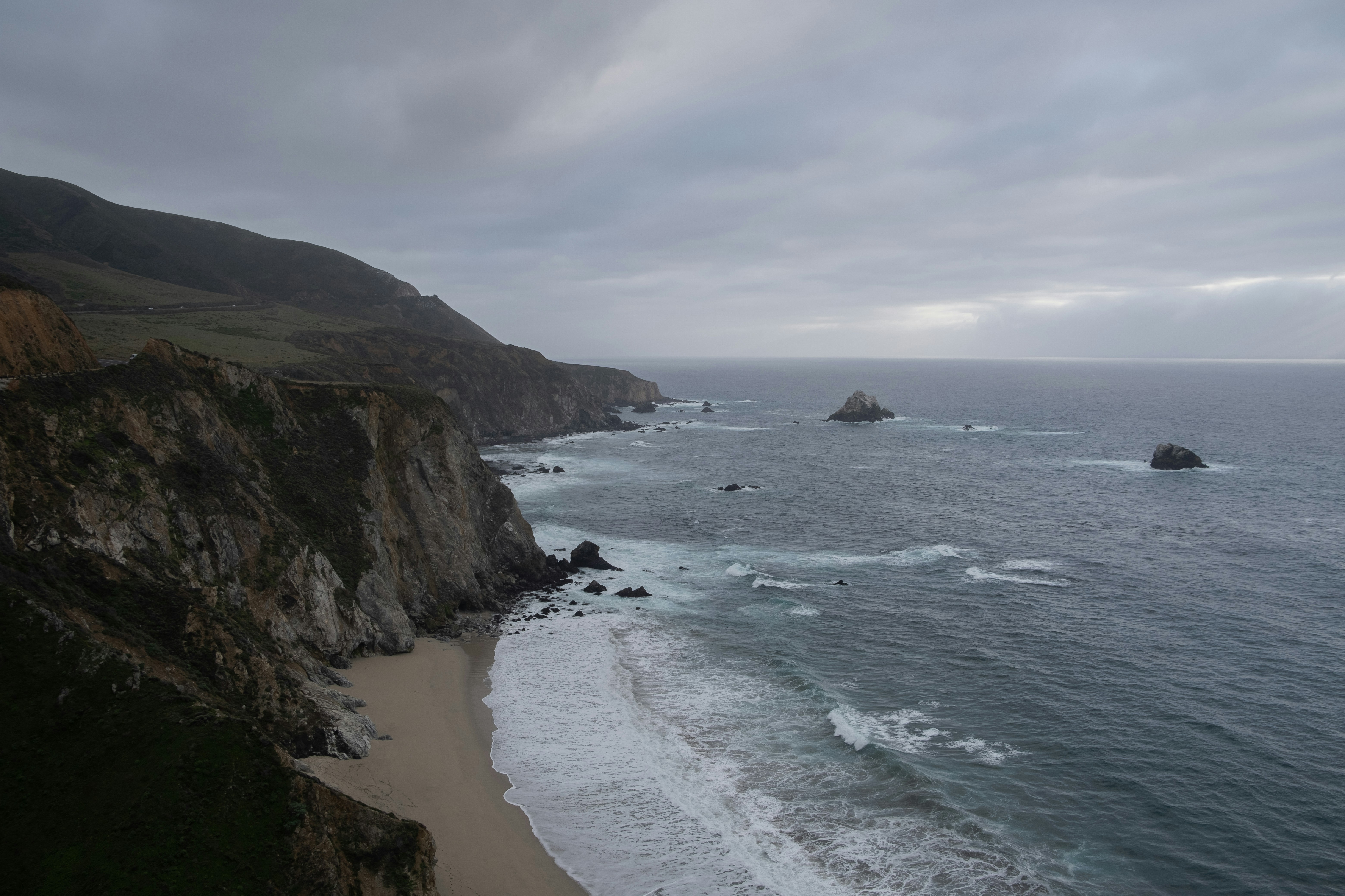 Une vue sur l’océan depuis le sommet d’une falaise