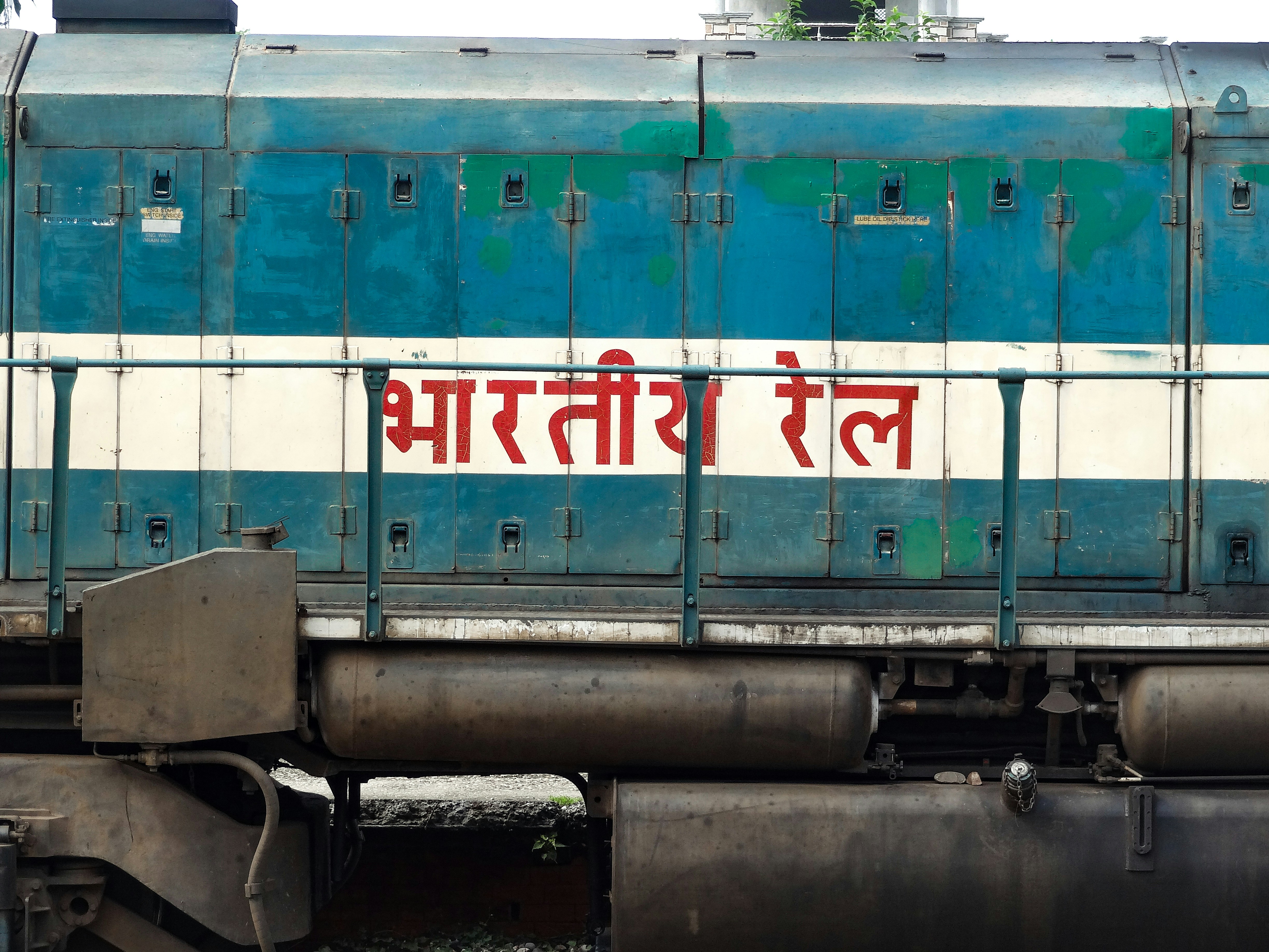 Un tren azul y blanco con escritura roja en el costado foto – Imagen de ...
