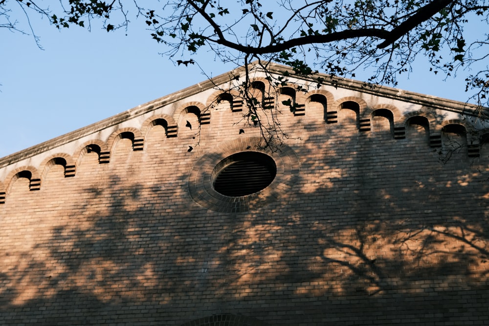 ein großes Backsteingebäude mit rundem Fenster