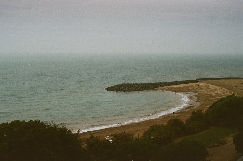 Una vista dell'oceano da una collina