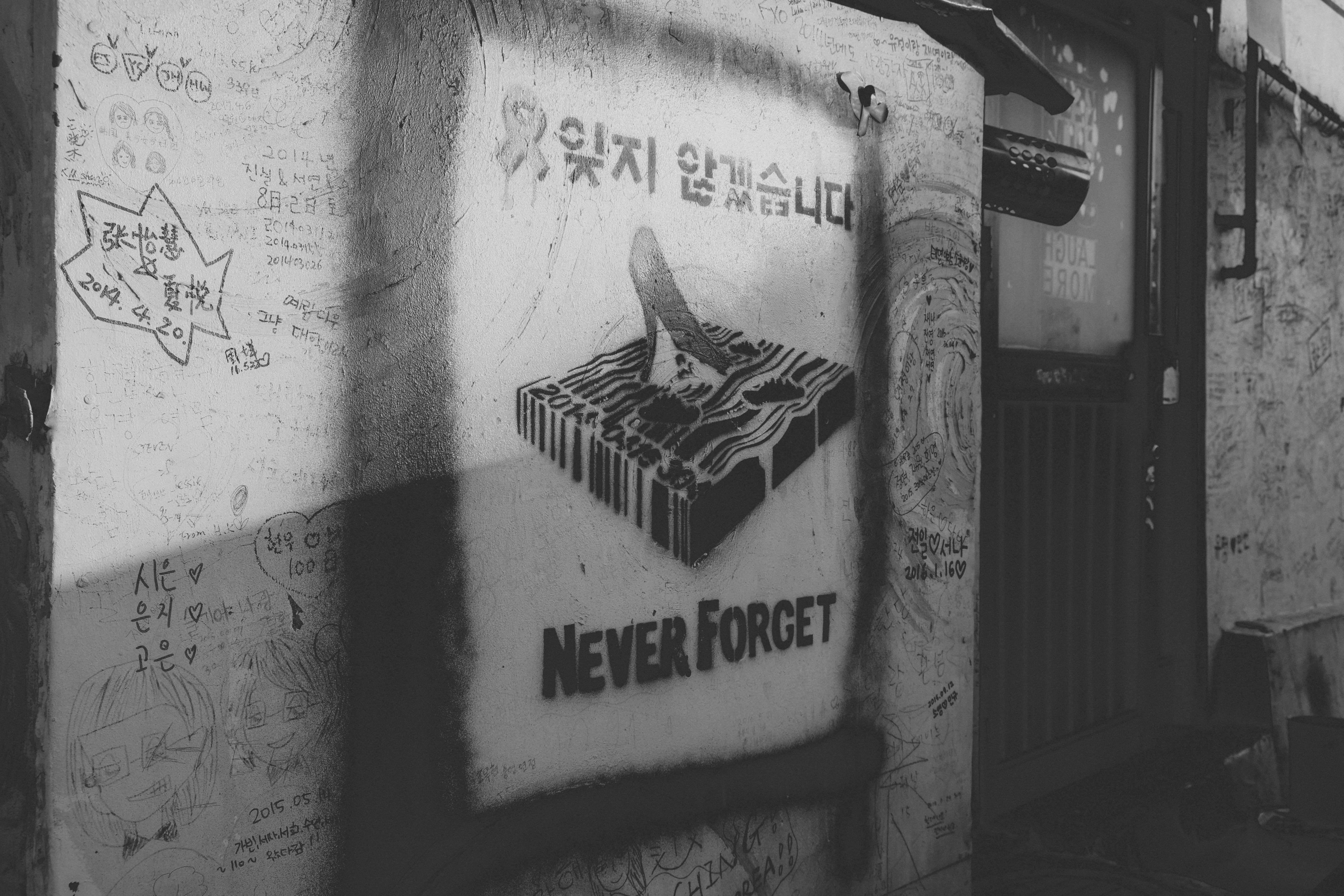 une photo en noir et blanc d’un panneau sur un mur