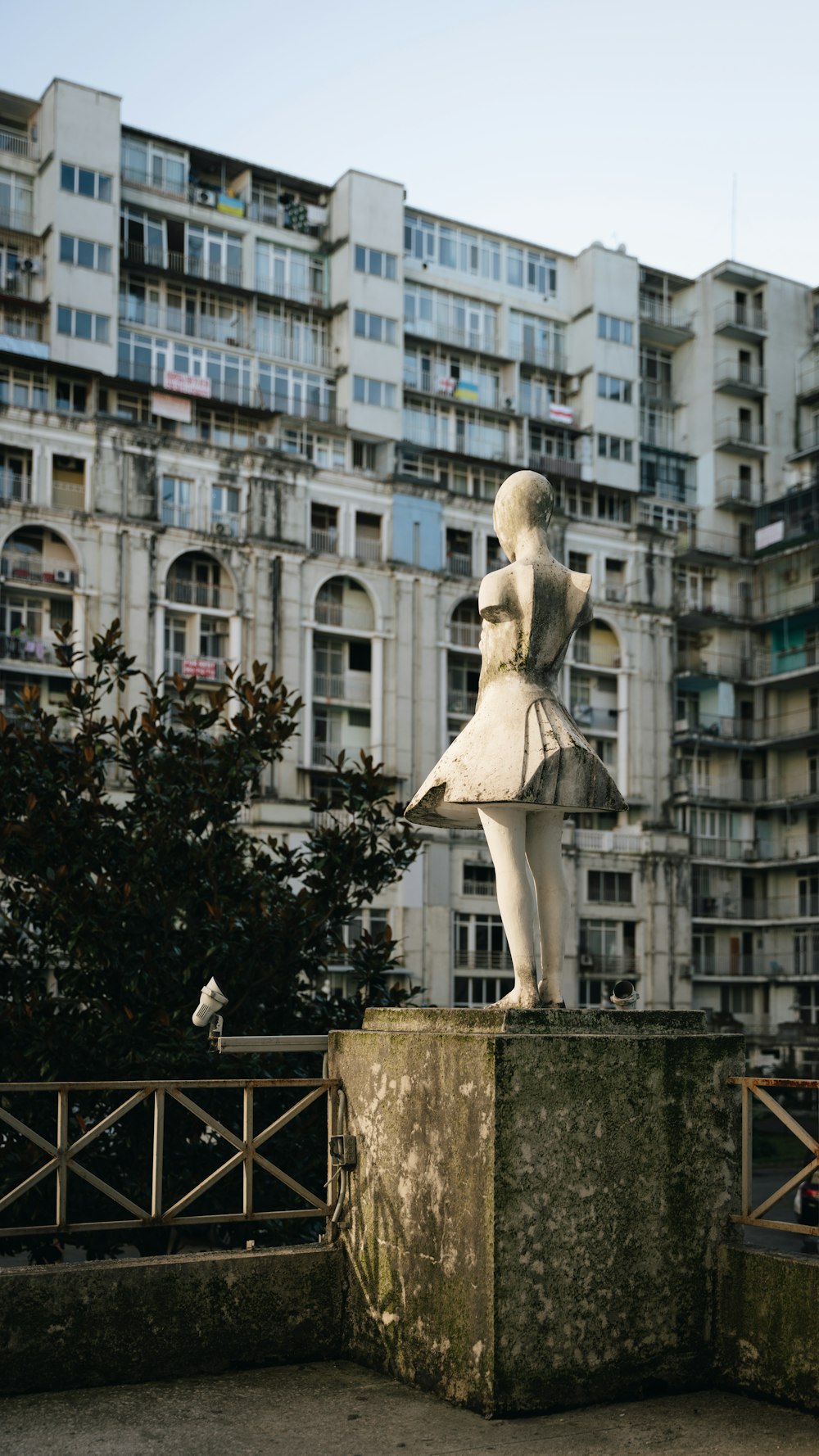 Una estatua de una mujer frente a un edificio