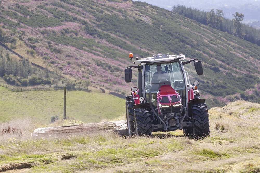 Un tractor conduciendo por un camino de tierra en las montañas