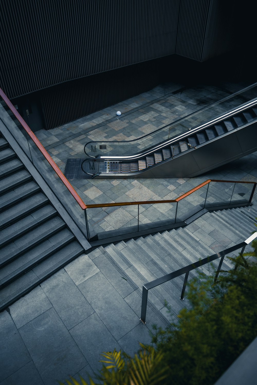 eine Rolltreppe und eine Treppe in einem Gebäude
