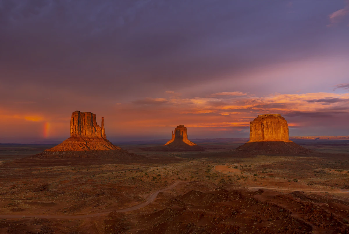 Escritorio con laptop y calculadora para ilustrar acciones de mejora de liquidez