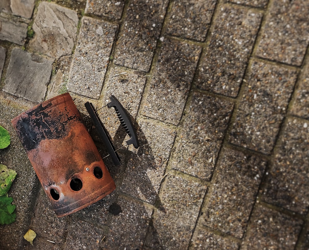 Una pieza de metal oxidada sentada en el suelo