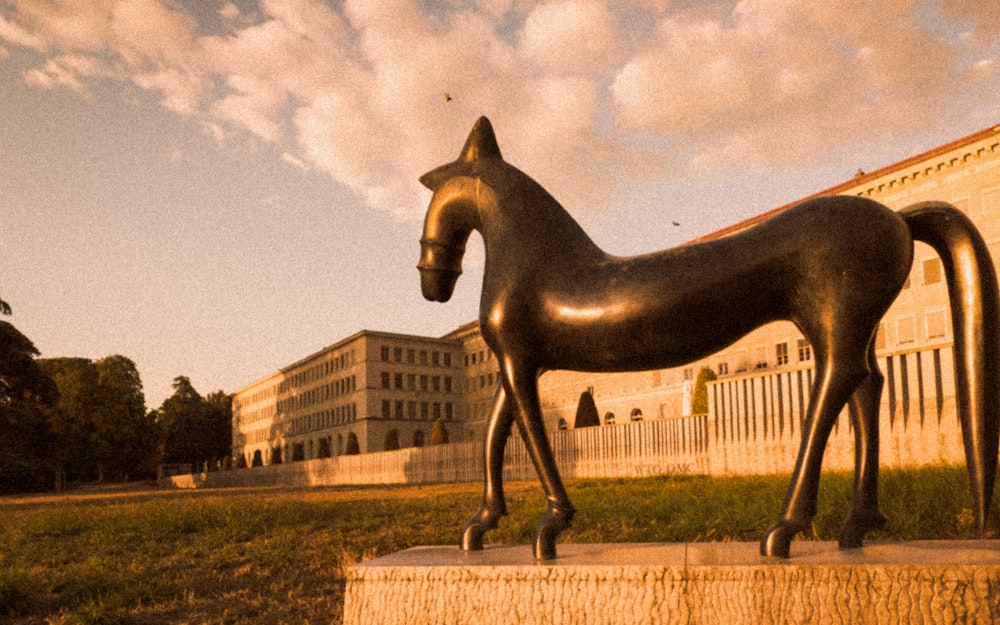 una statua di un cavallo di fronte a un edificio