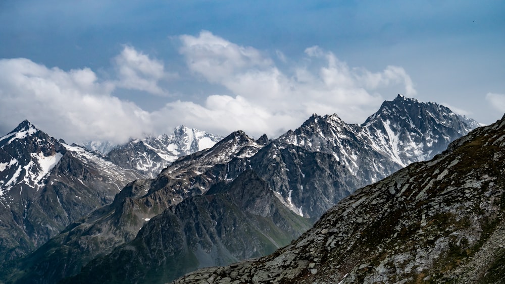 Die Berge sind mit Schnee und Wolken bedeckt