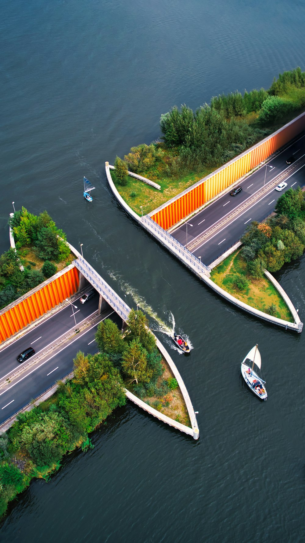 Un paio di barche galleggiano sulla cima di un fiume vicino a un ponte