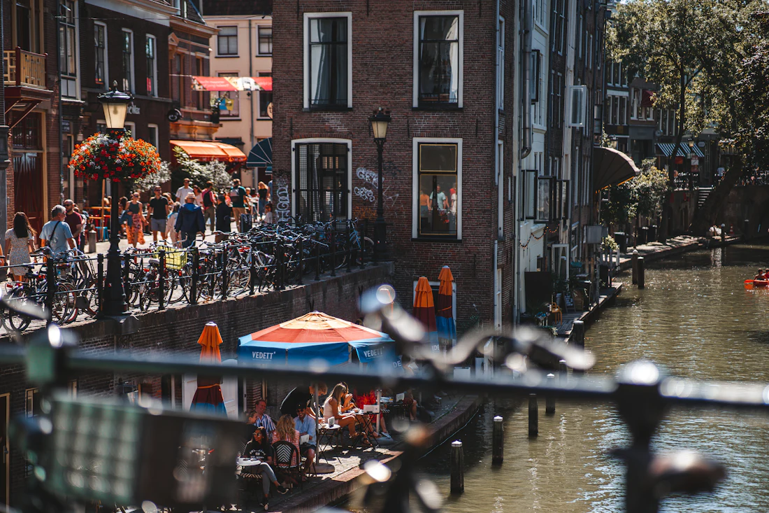Fietsers langs een rivier in de stad