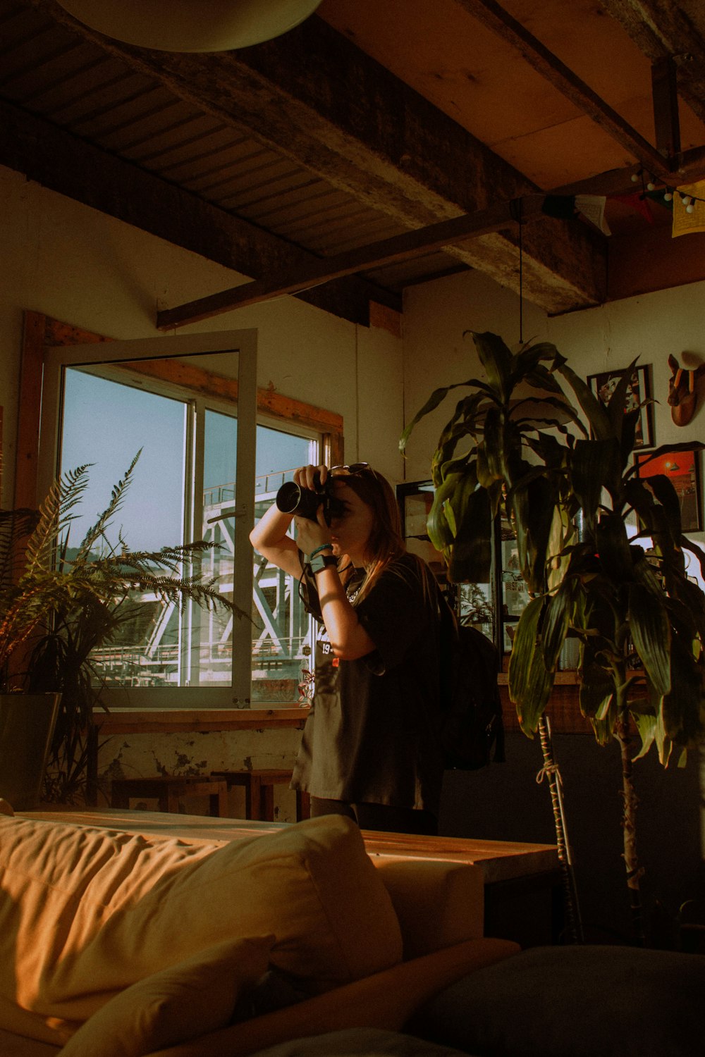 uma mulher tirando uma foto de uma janela com uma câmera