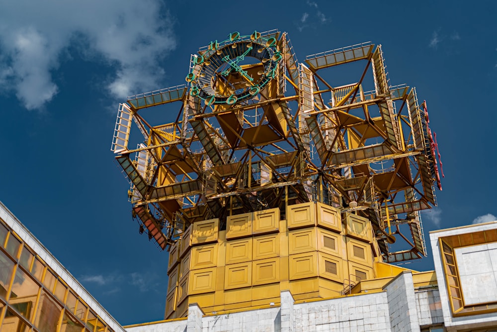 ein sehr hoher Turm mit einer Uhr an der Seite