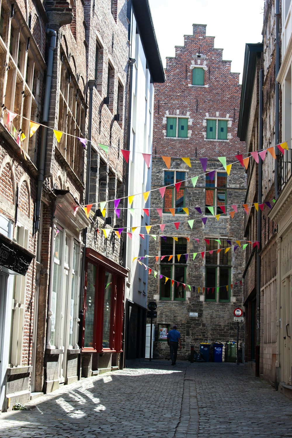 a narrow street with a building in the background