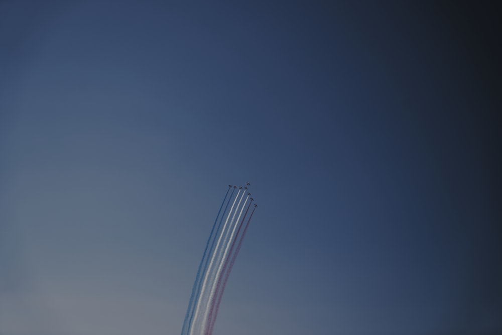 um grupo de aviões voando através de um céu azul