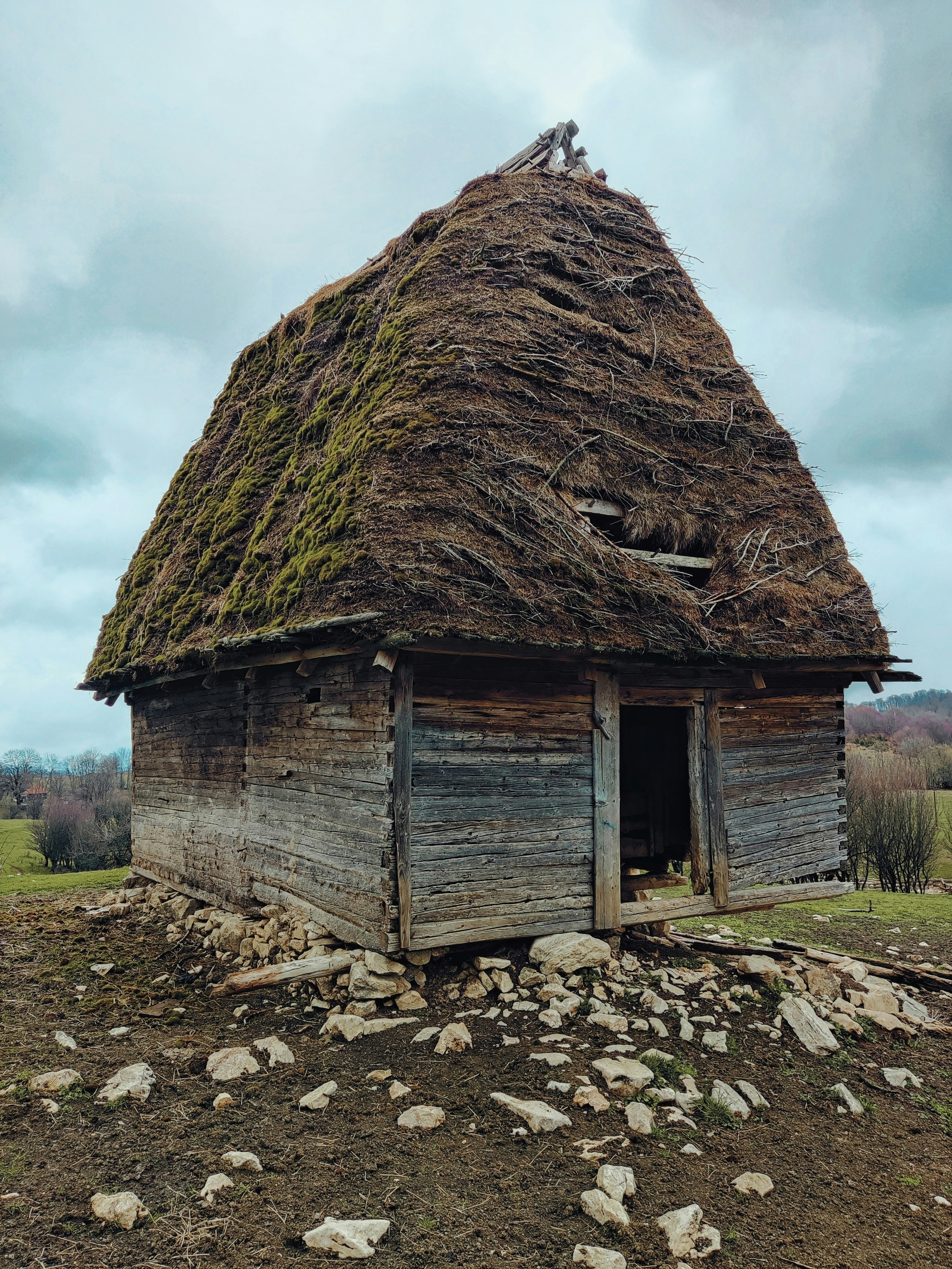 Un antiguo edificio de madera con techo de hierba - Foto gratuita en ...