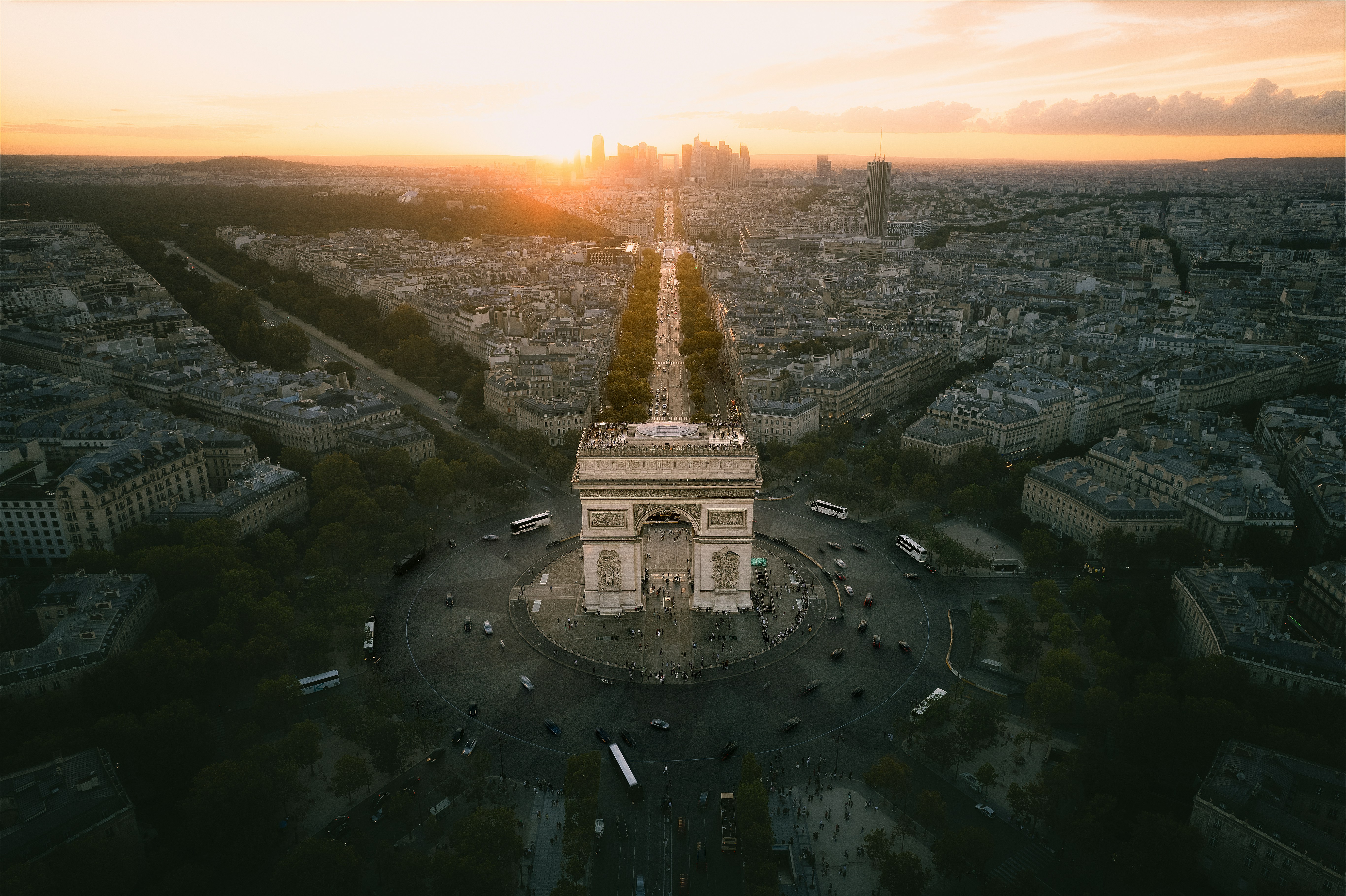 Arc de Triomphe à Paris au coucher du soleil