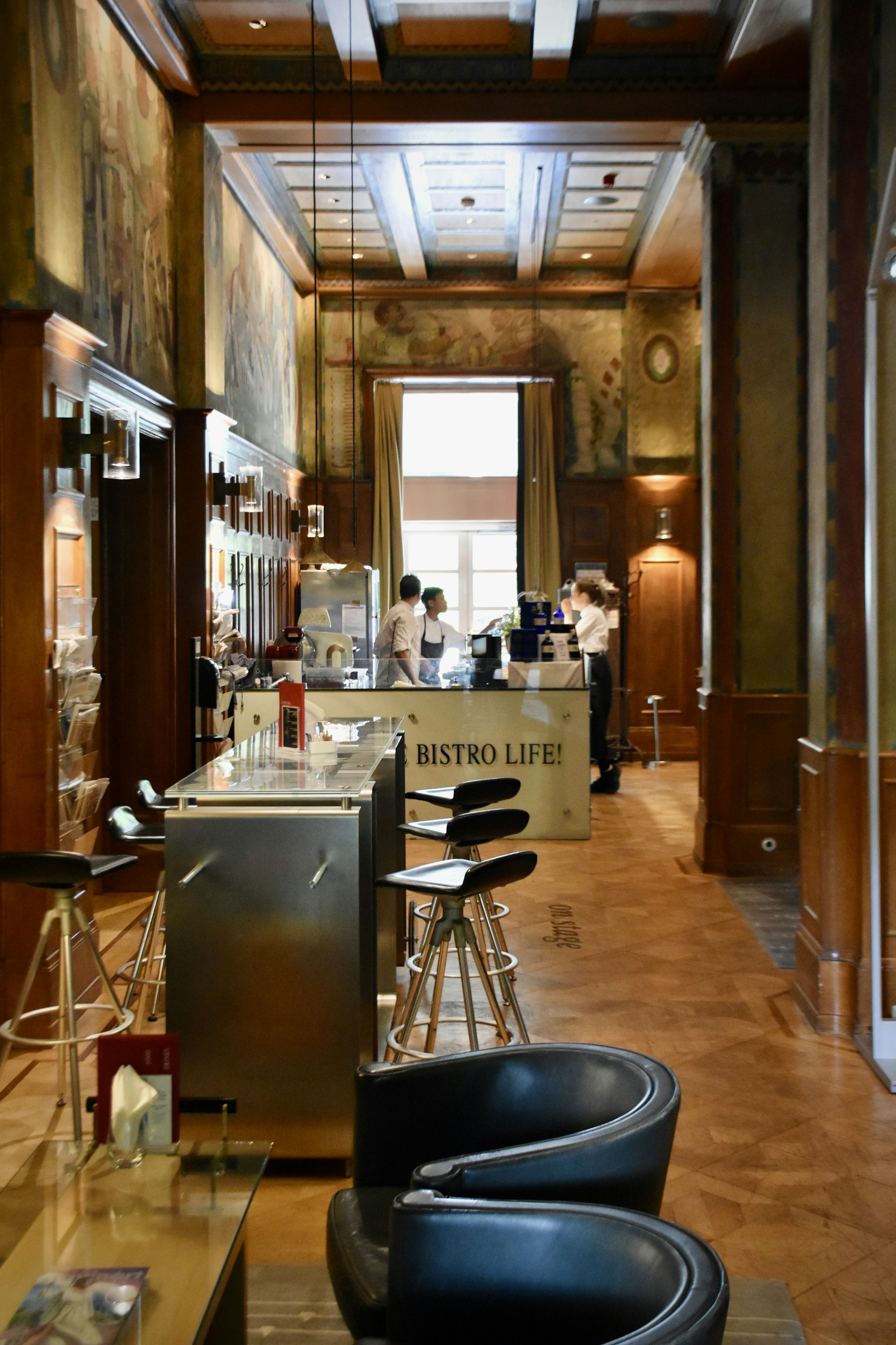 The cozy interior of bistrot 18, featuring black and white decor that creates a warm and inviting atmosphere.