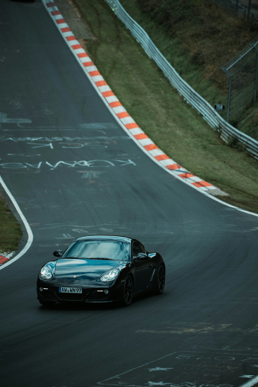 Ein schwarzer Sportwagen, der auf einer Rennstrecke fährt