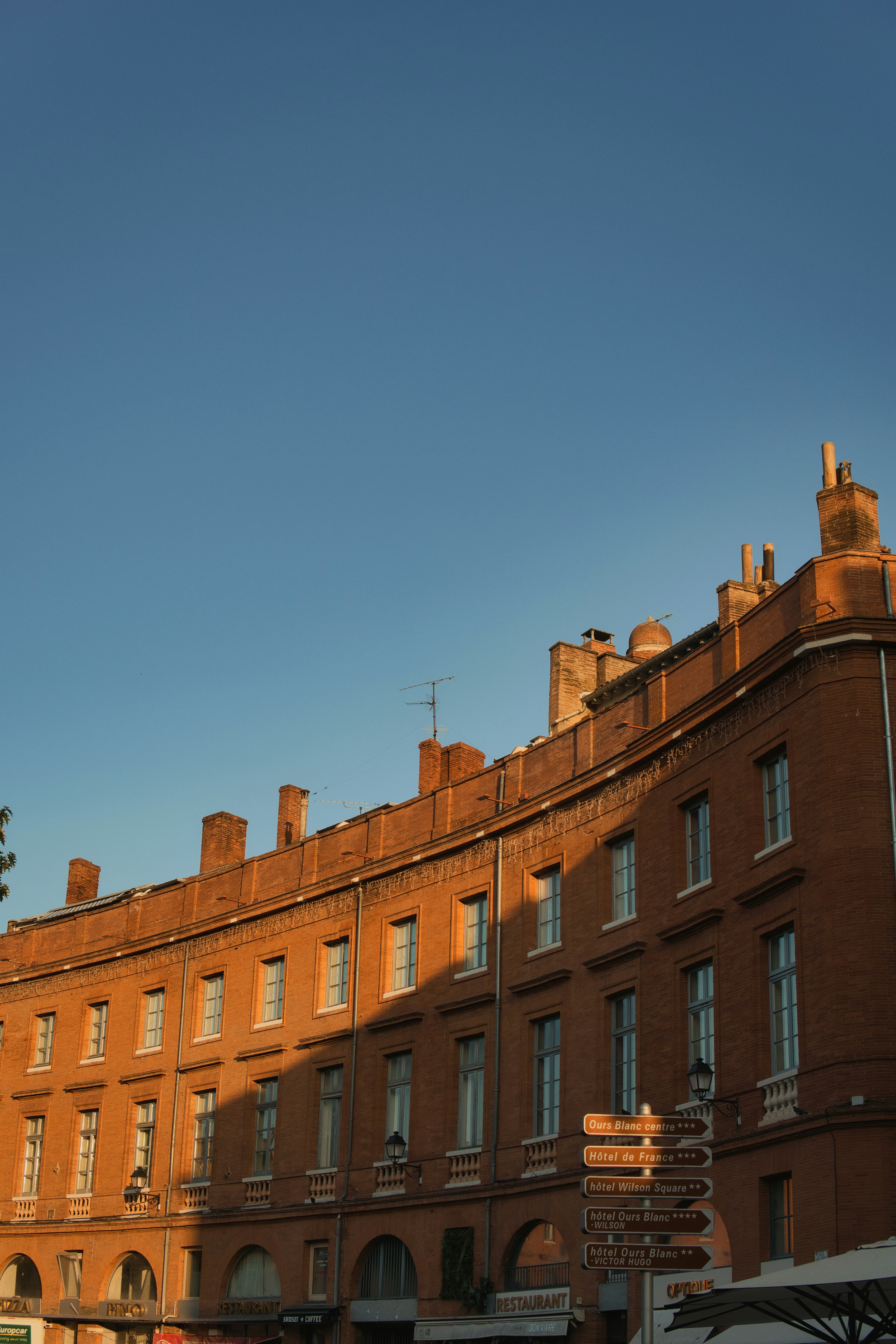 un grand bâtiment avec une horloge sur le dessus