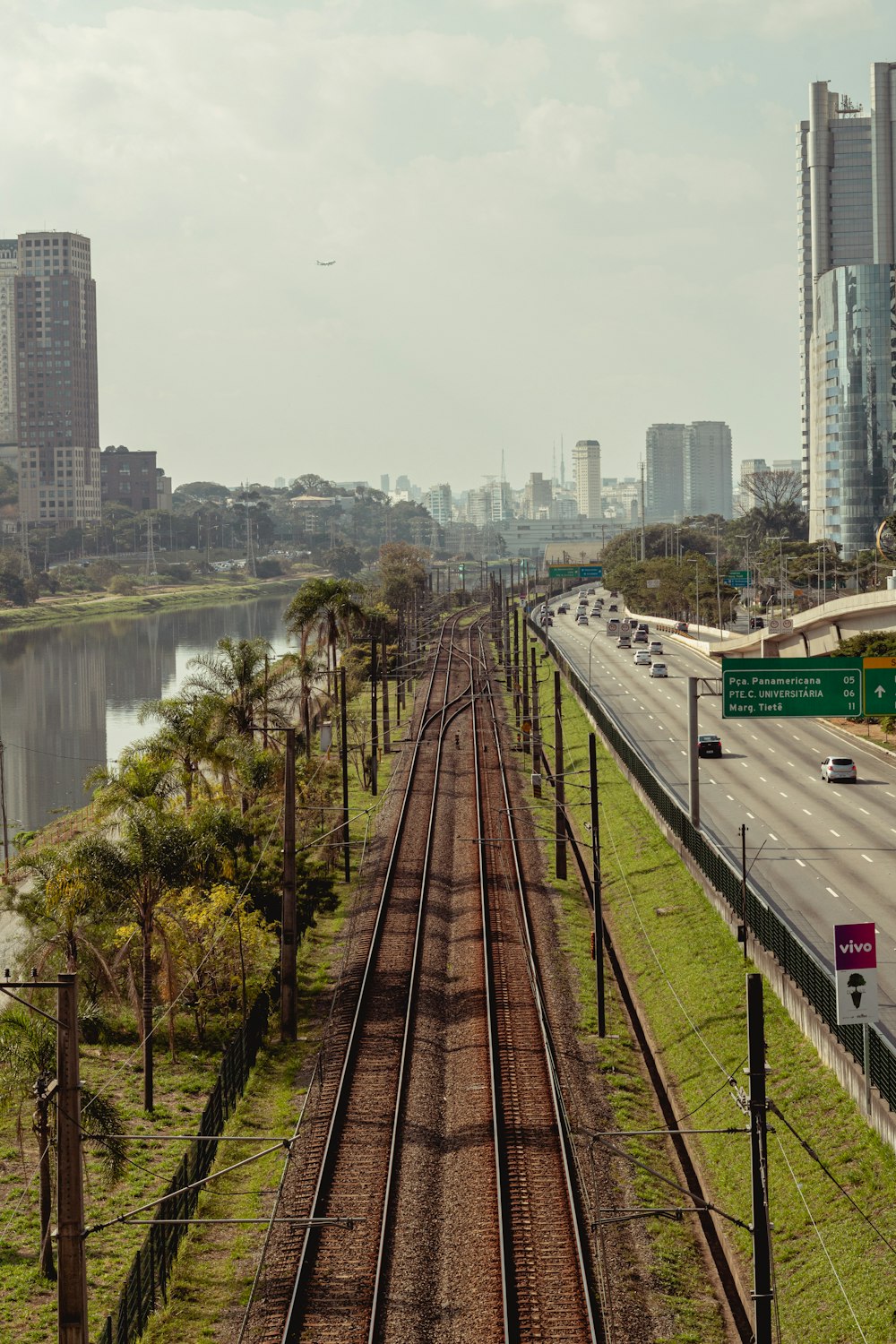 Una vista di una città da un ponte su un fiume