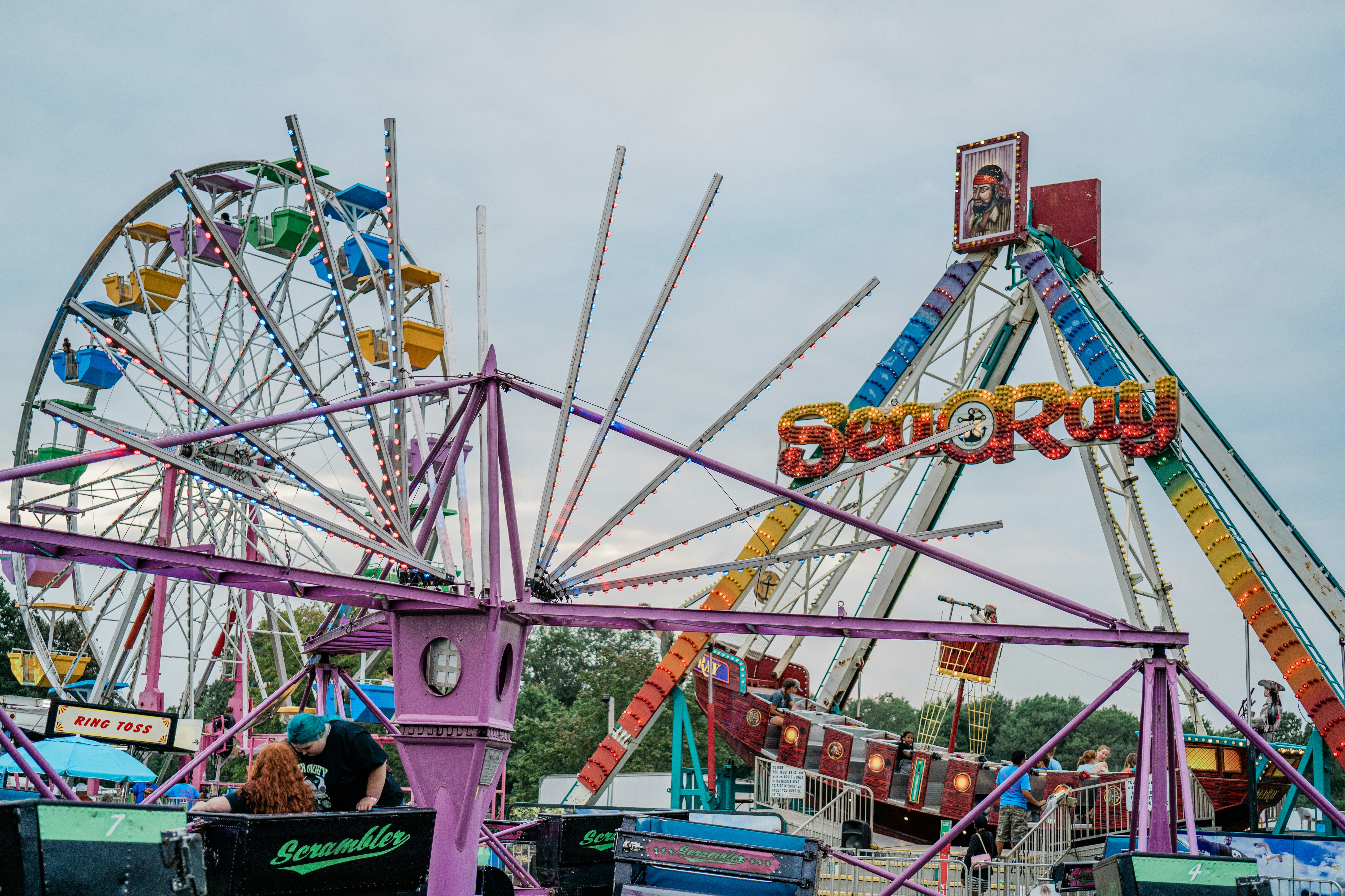 Um passeio de carnaval com uma roda gigante ao fundo