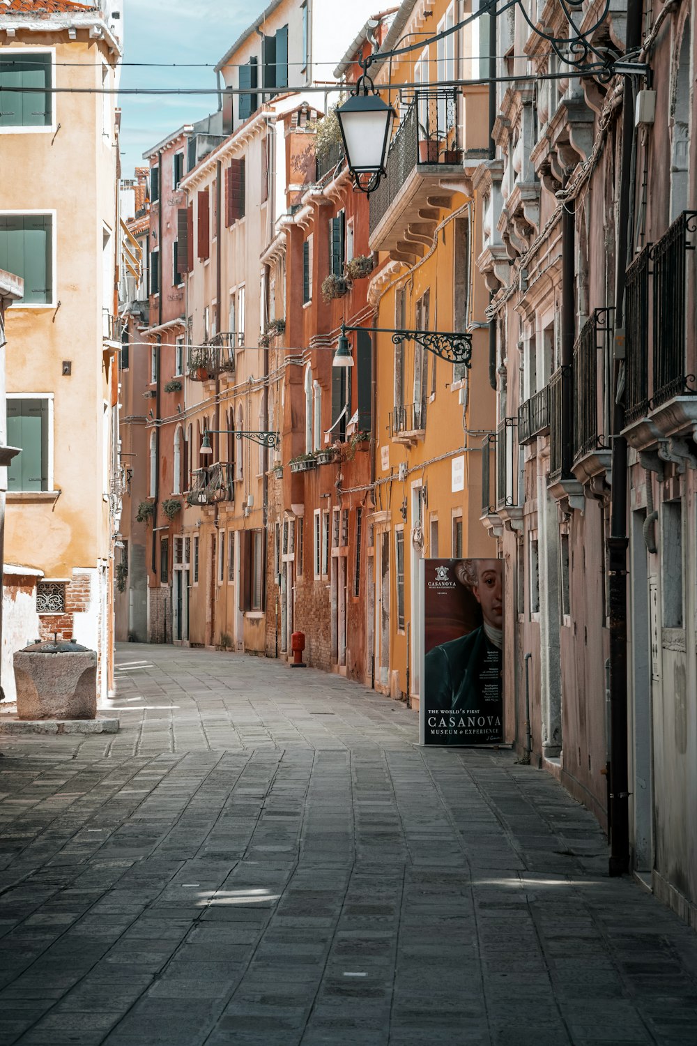 a narrow alley way with many buildings on both sides