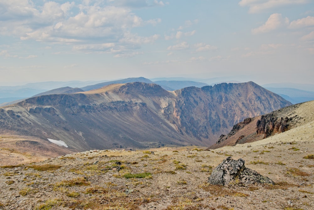 Blick auf eine Bergkette von der Spitze eines Hügels