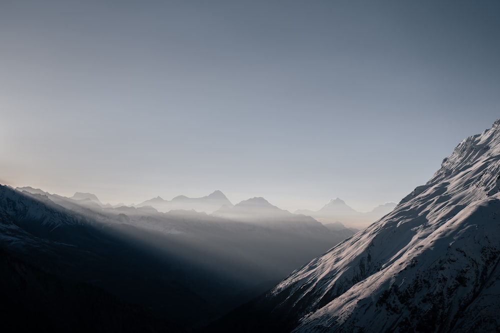 uma vista do topo de uma montanha nevada