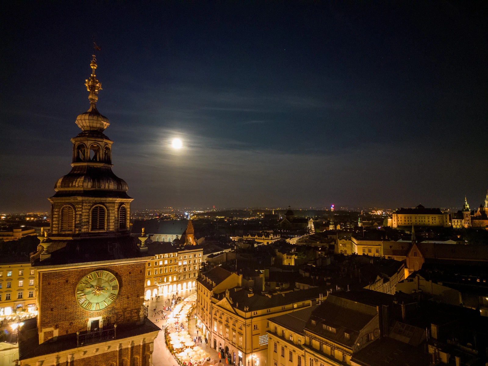 nocna panorama Krakowa jako ilustracja Sylwestra w mieście