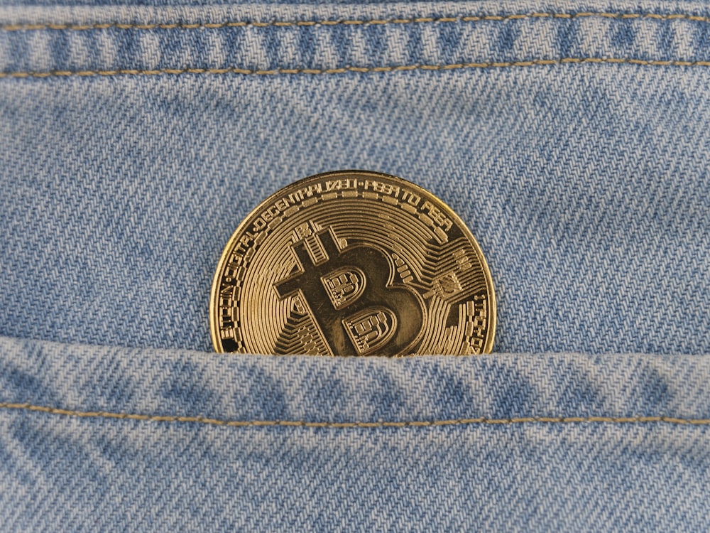 Un bitcoin en el bolsillo trasero de un par de jeans