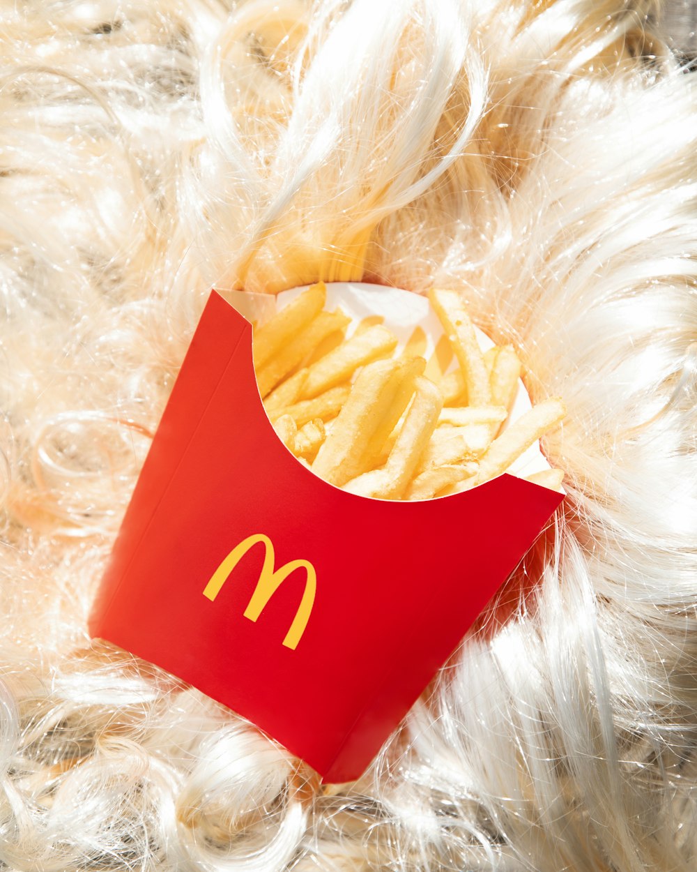 Una caja de McDonald's con papas fritas