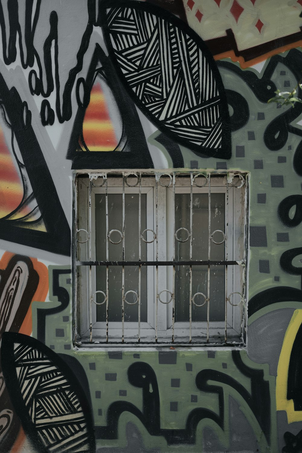 uma janela em uma parede coberta de grafite