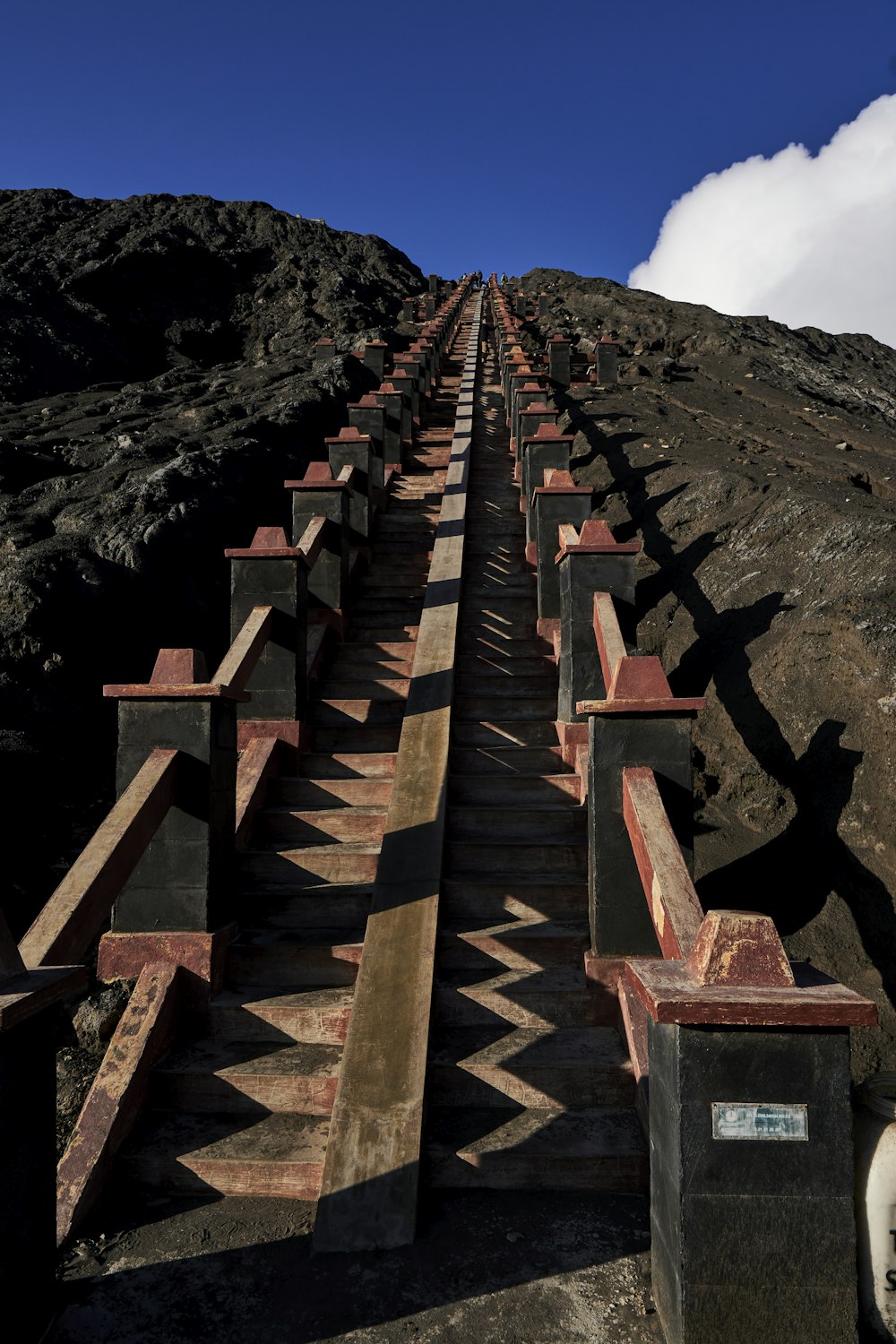 a train track going up a mountain side