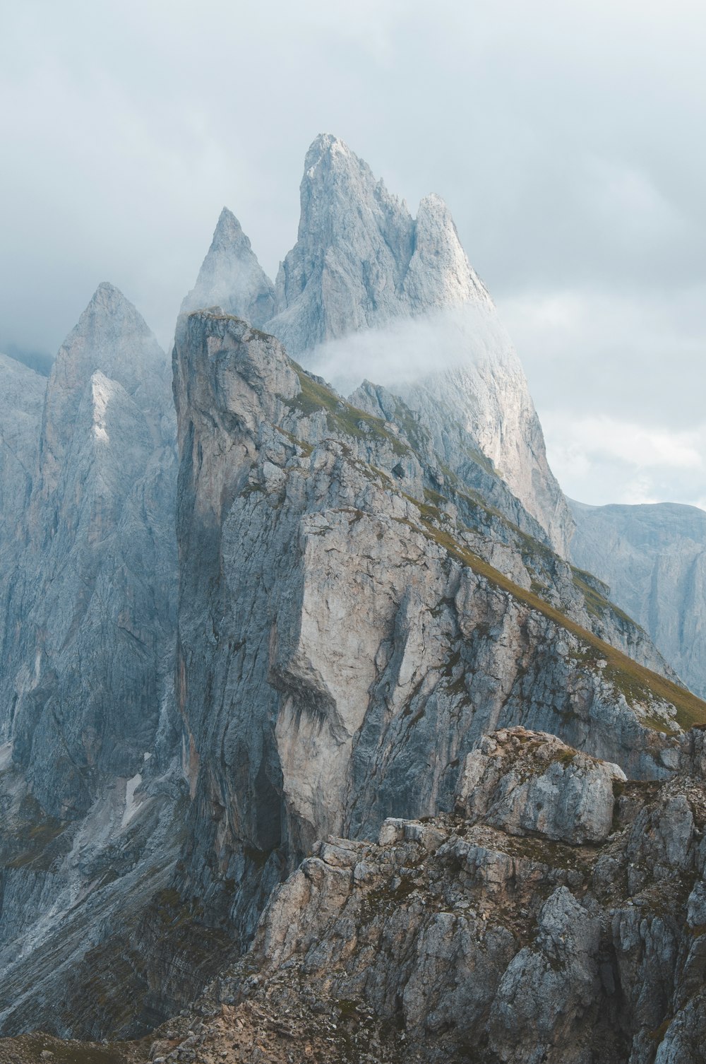 Una montagna rocciosa con una sola nuvola nel cielo