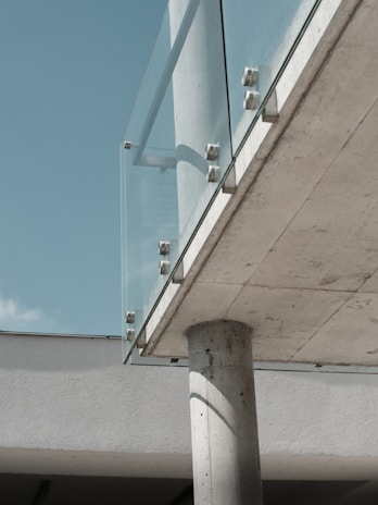 Detail of the minimal aluminum frame used in cambalkonplus balcony systems.