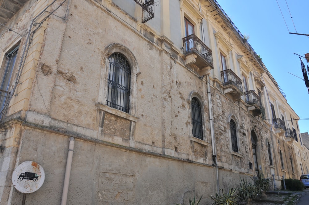 Un edificio antiguo con un reloj en el costado