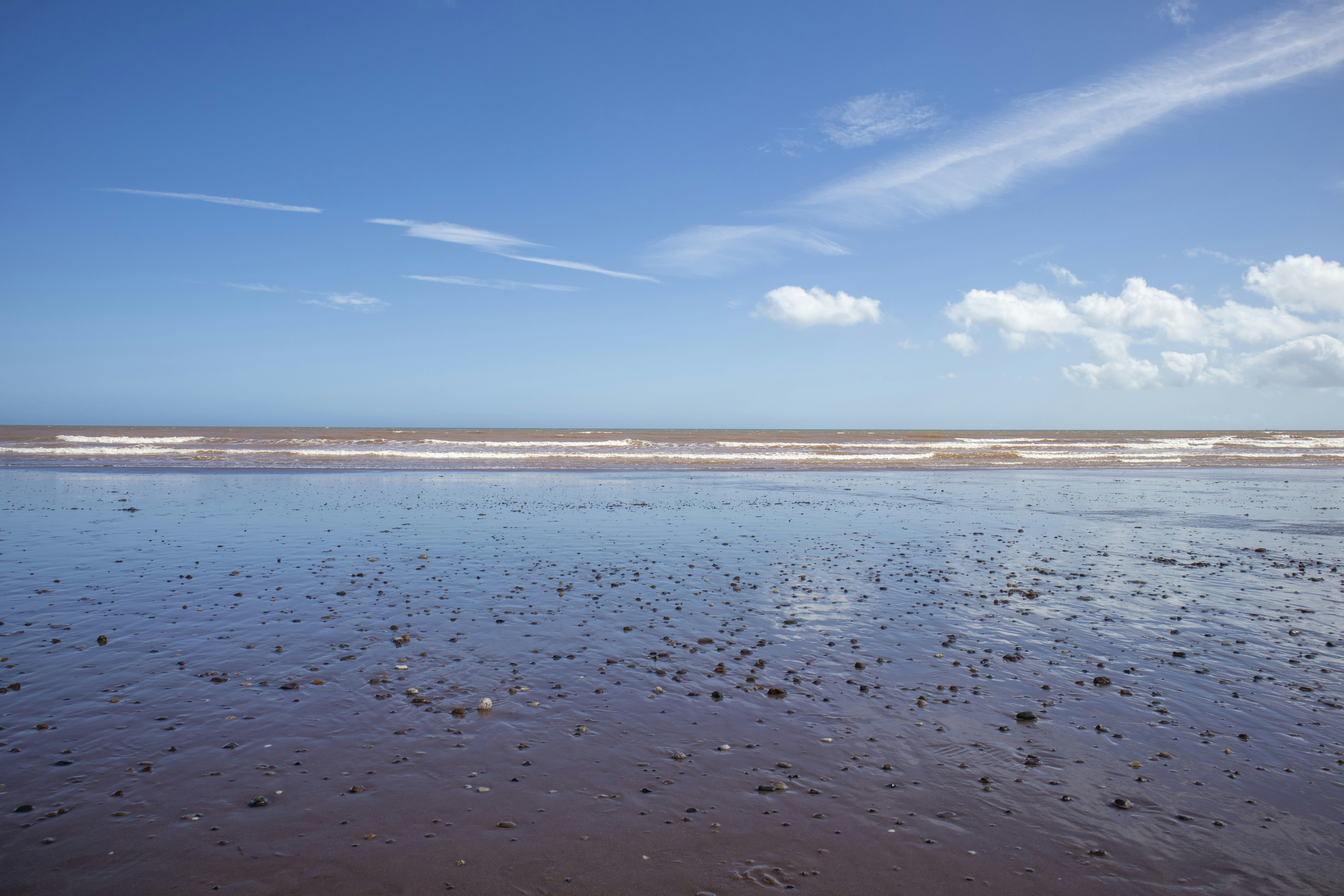 Pollution plastique massive sur les côtes anglaises : des millions de granulés déversés