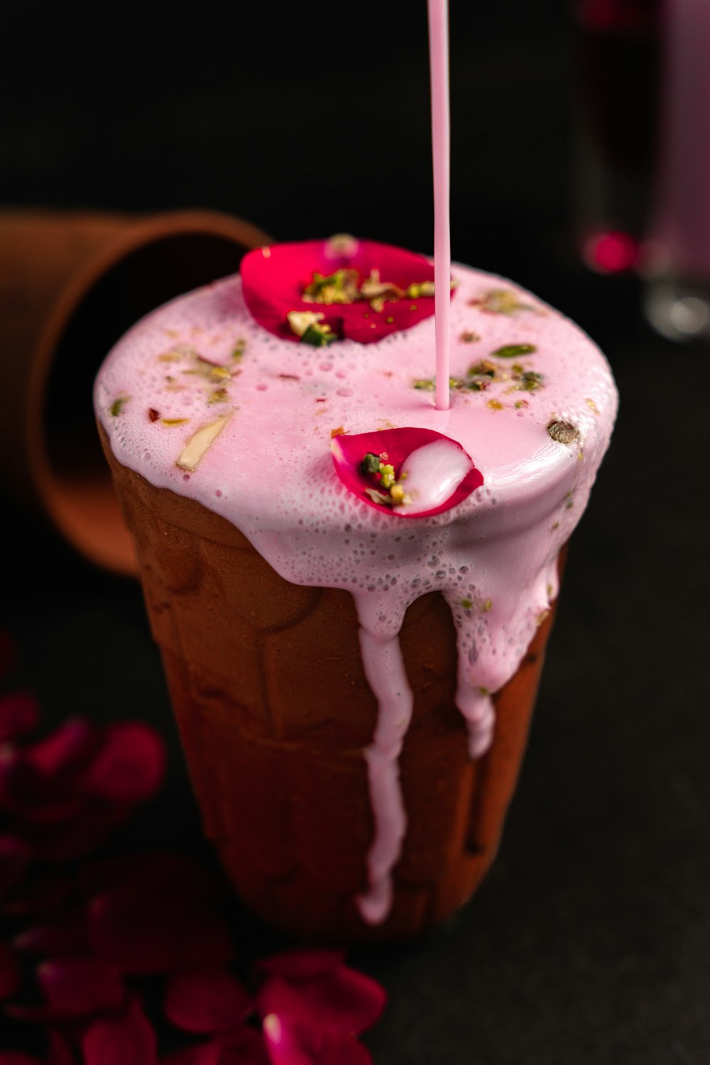 ein rosafarbenes Getränk, aus dem ein Strohhalm herausragt