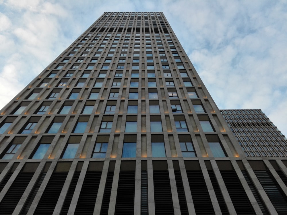 Un edificio molto alto con molte finestre