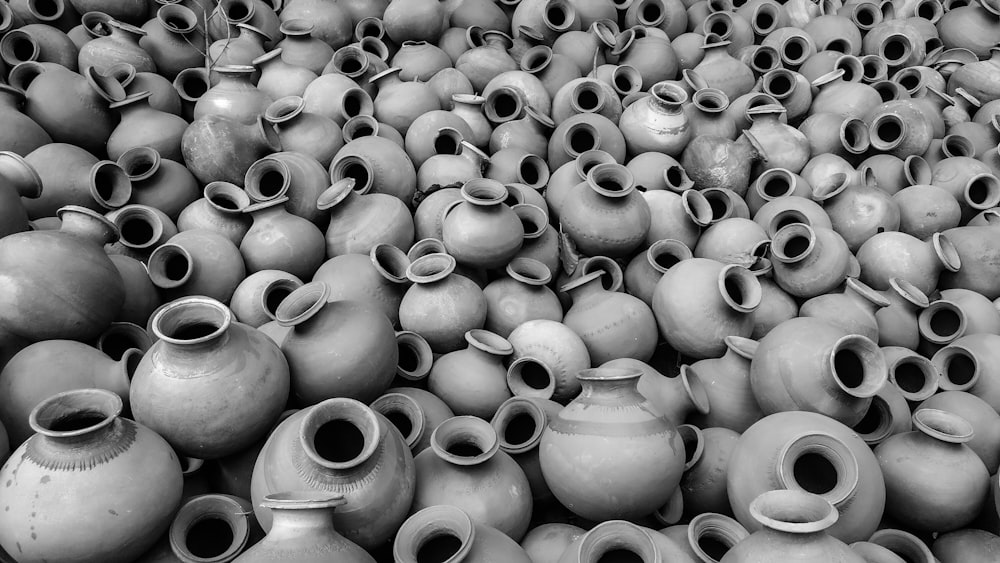 a large pile of vases sitting next to each other
