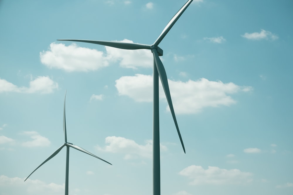 Eine Gruppe von Windkraftanlagen vor blauem Himmel