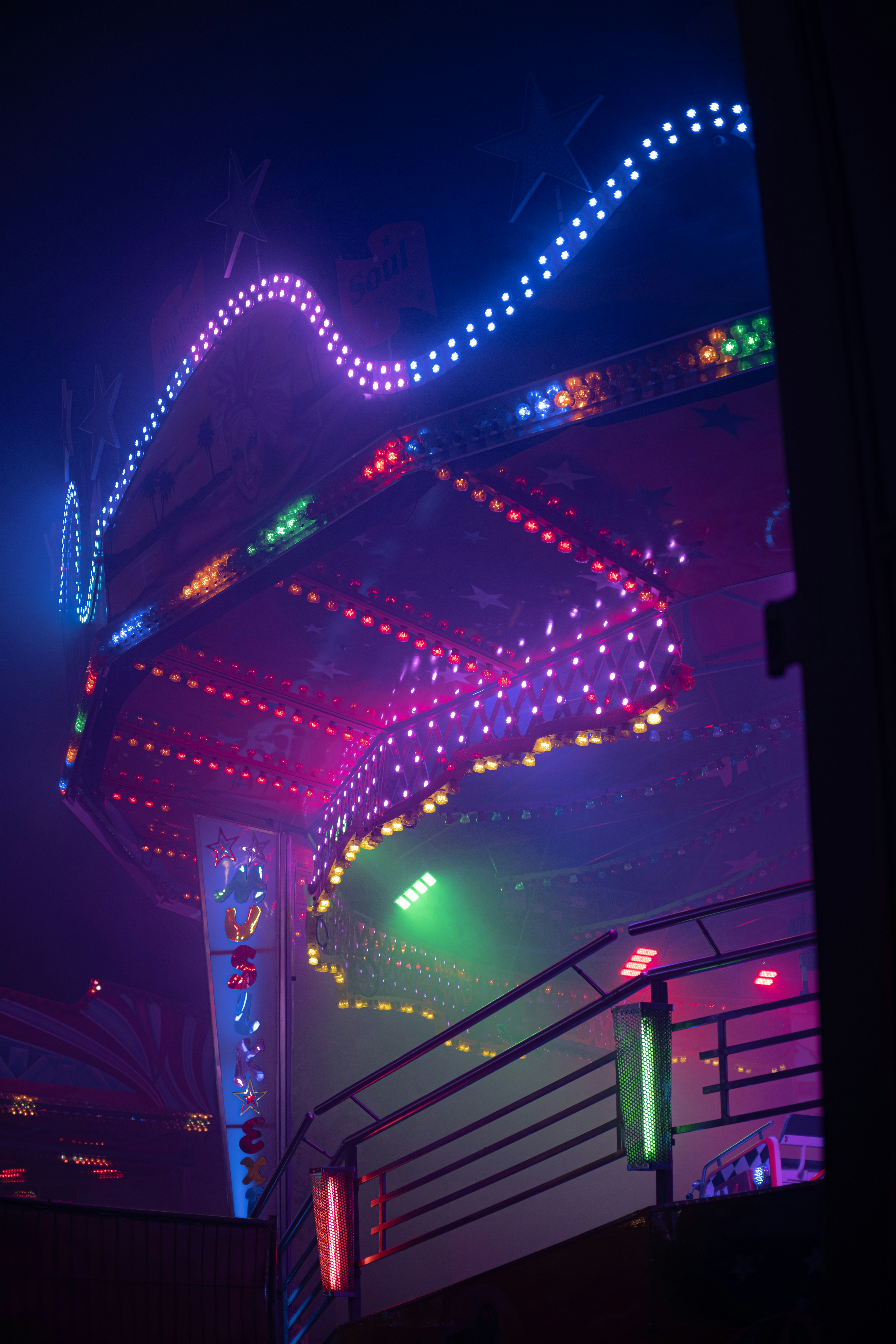 A carnival ride lit up at night with colorful lights photo – Free ...