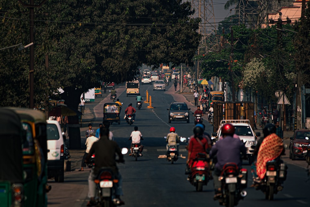 Eine Gruppe von Leuten, die Motorrad auf einer Straße fahren