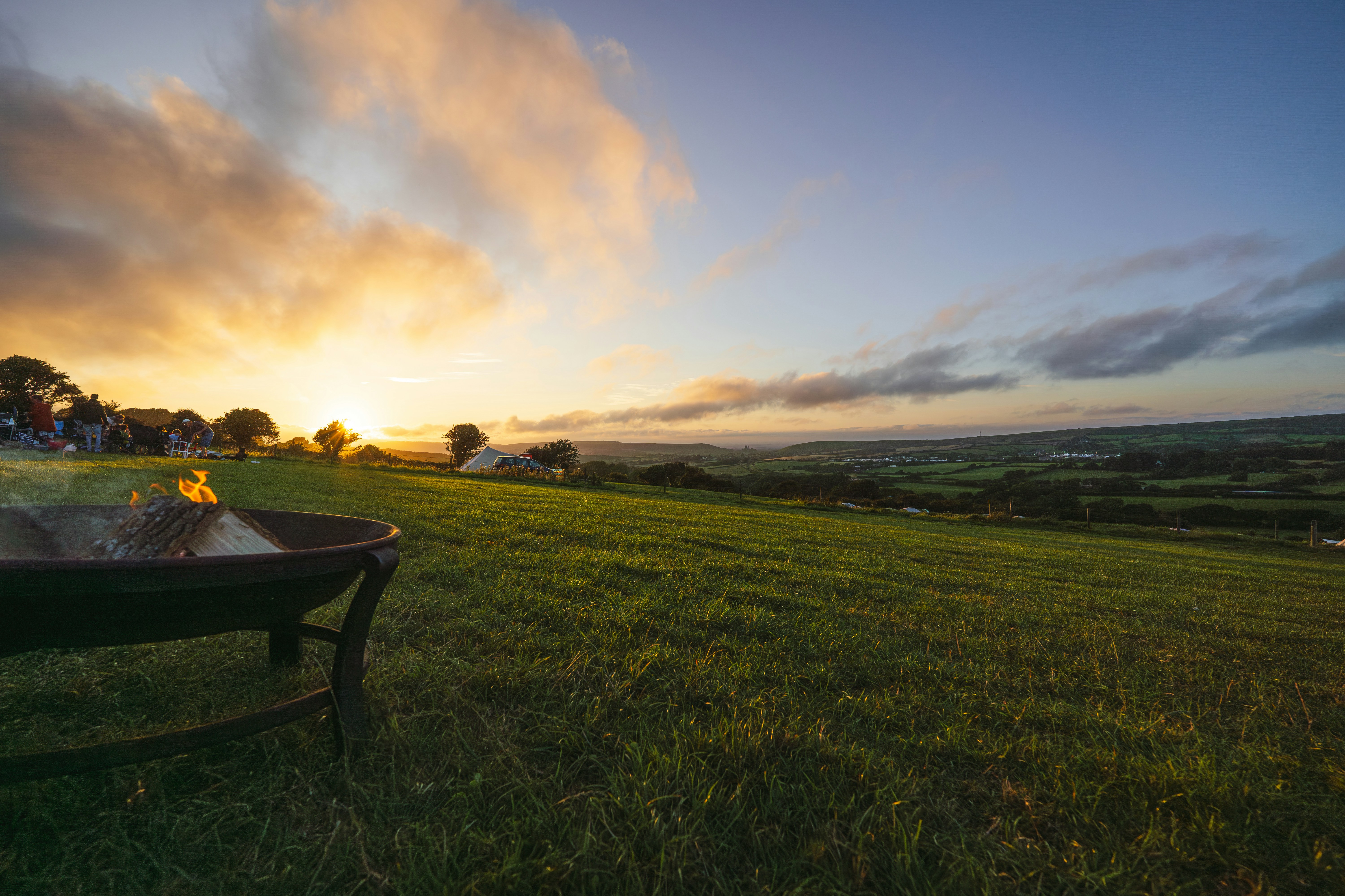A fire pit sitting on top of a lush green field photo – Free Land Image ...
