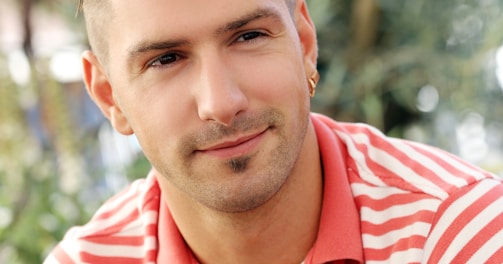 un homme dans une chemise rayée rouge et blanche