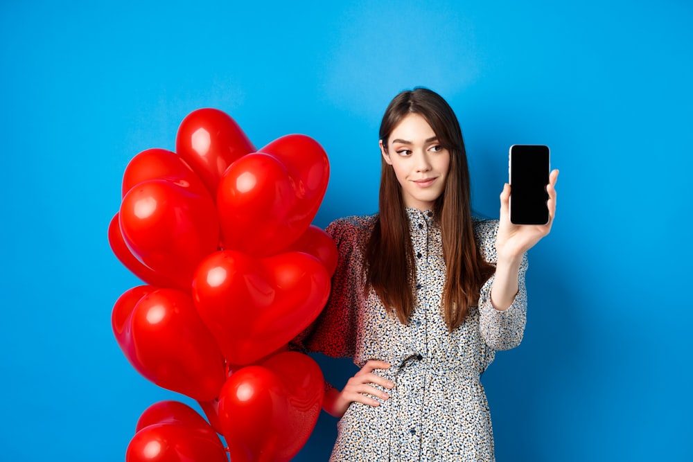 eine frau, die ein foto von sich mit einem handy macht