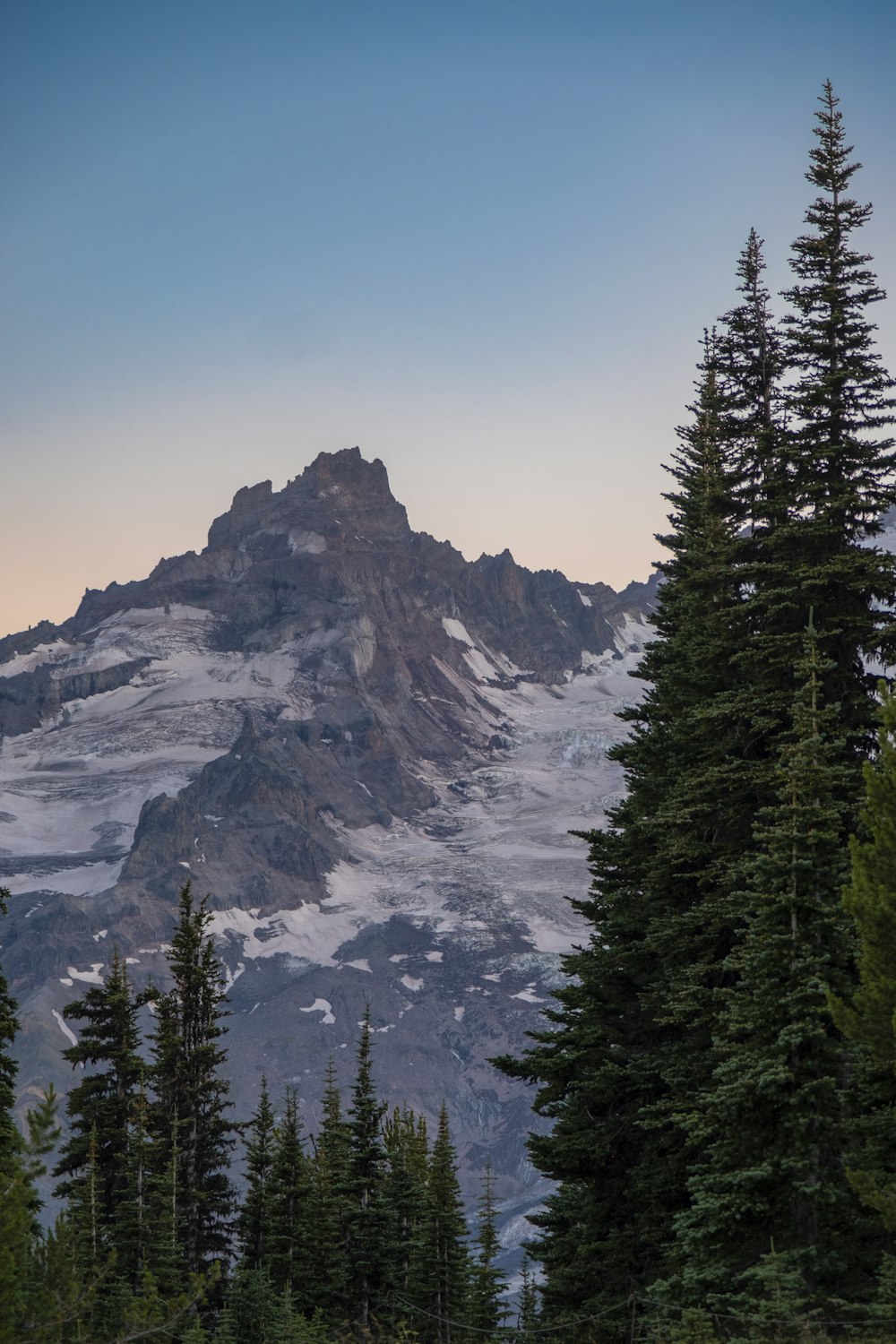 une montagne avec un sommet enneigé au loin